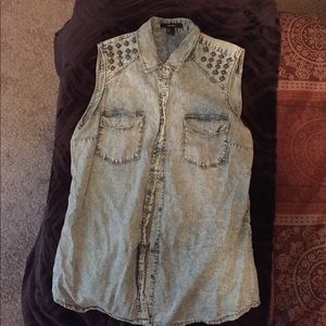 Sleeveless acid washed denim shirt
